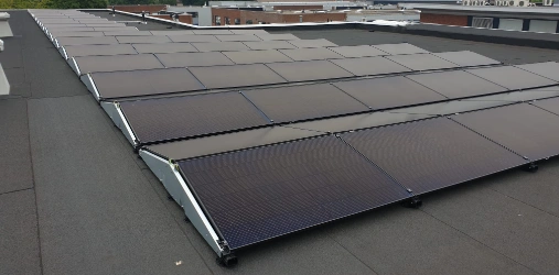 Zonnepanelen op het dak van Imanse voor de opwekking van duurzame energie.