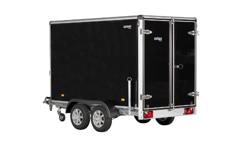 Zwarte gesloten aanhangwagen 