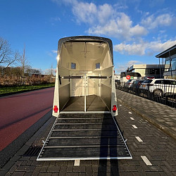 Humbaur 2 Paards met zadelkamer