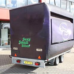 Reclamewagen voorzien van nieuw chassis