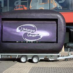 Reclamewagen voorzien van nieuw chassis