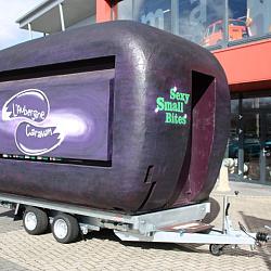 Reclamewagen voorzien van nieuw chassis
