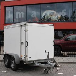 Hapert gesloten aanhangwagen