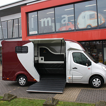 Paardenvrachtwagen / automaat B-rijbewijs (3 pers)