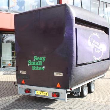 Reclamewagen voorzien van nieuw chassis