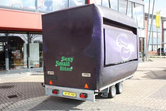 Reclamewagen voorzien van nieuw chassis