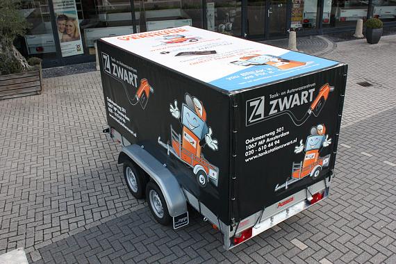 Bakwagen met bedrukte huif