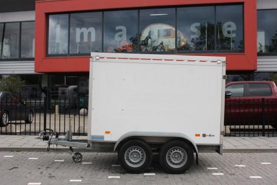 Hapert gesloten aanhangwagen