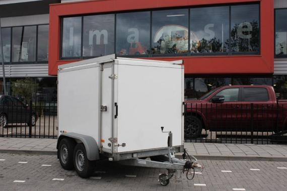 Hapert gesloten aanhangwagen