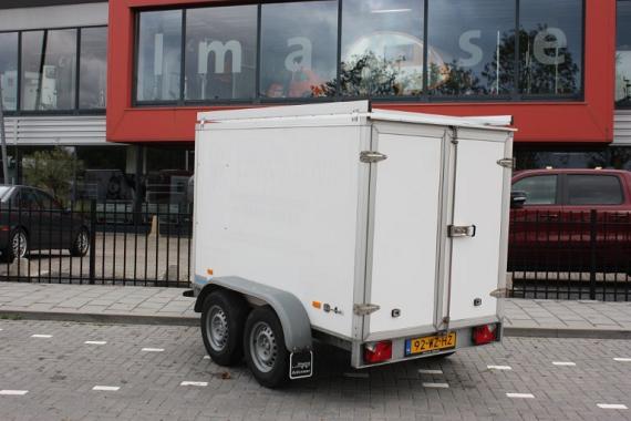 Hapert gesloten aanhangwagen