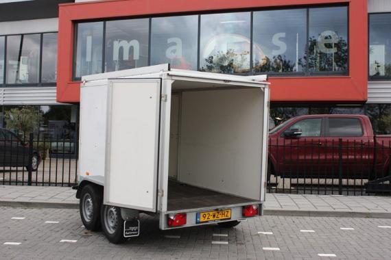 Hapert gesloten aanhangwagen