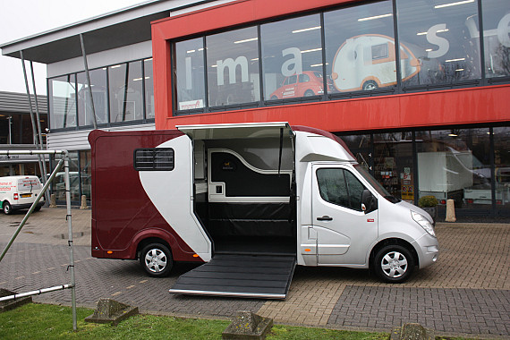 Paardenvrachtwagen / automaat B-rijbewijs (3 pers)