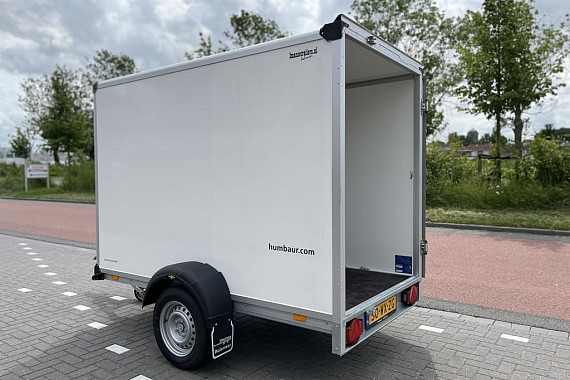 Humbaur gesloten aanhangwagen