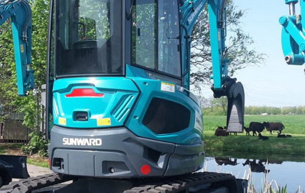 BMS-Sunward SWE25UF 2,5 Tons Minigraver Binnendraaier