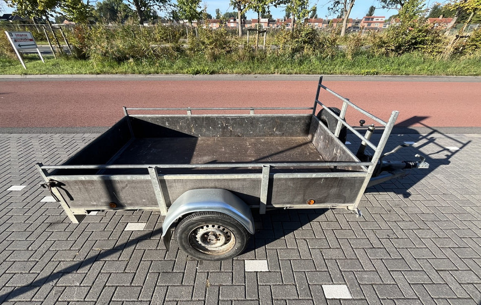 Hapert bakwagen - 1350kg - geremd