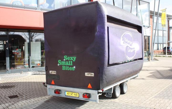 Reclamewagen voorzien van nieuw chassis
