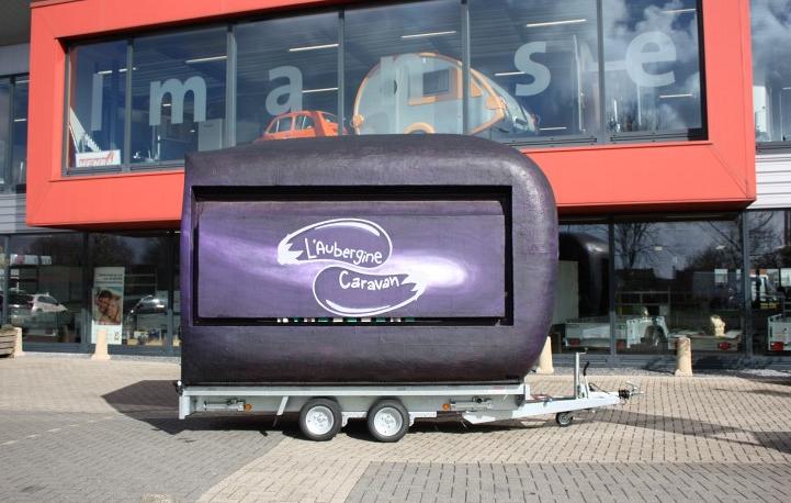 Reclamewagen voorzien van nieuw chassis
