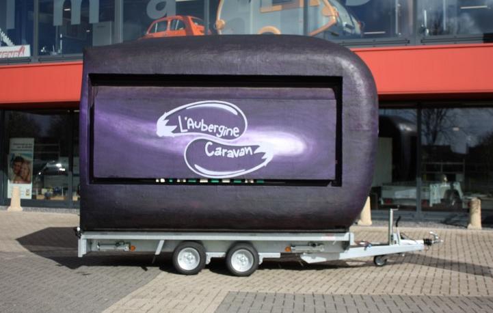Reclamewagen voorzien van nieuw chassis