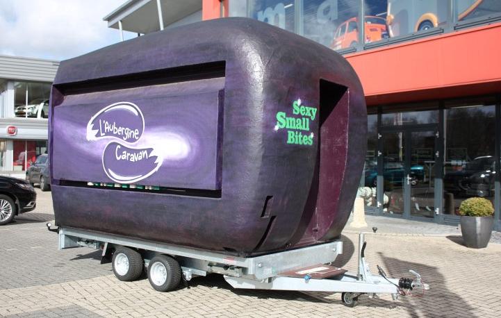 Reclamewagen voorzien van nieuw chassis