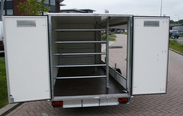 Surfplank gesloten aanhangwagen