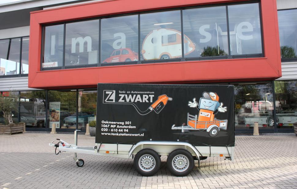 Bakwagen met bedrukte huif
