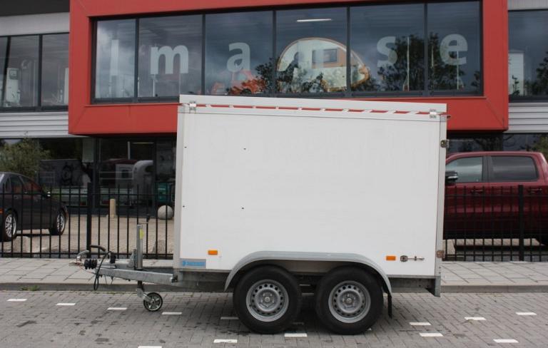 Hapert gesloten aanhangwagen