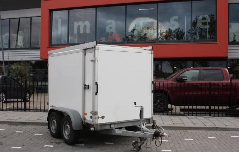 Hapert gesloten aanhangwagen