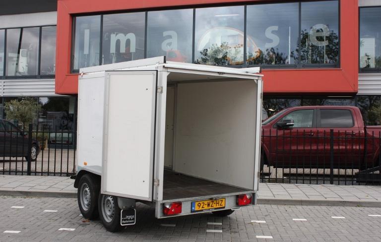 Hapert gesloten aanhangwagen